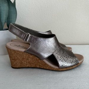 New Clarks Laflet Joy Taupe Metallic Leather Cork Wedge Sandals Women’s 9W